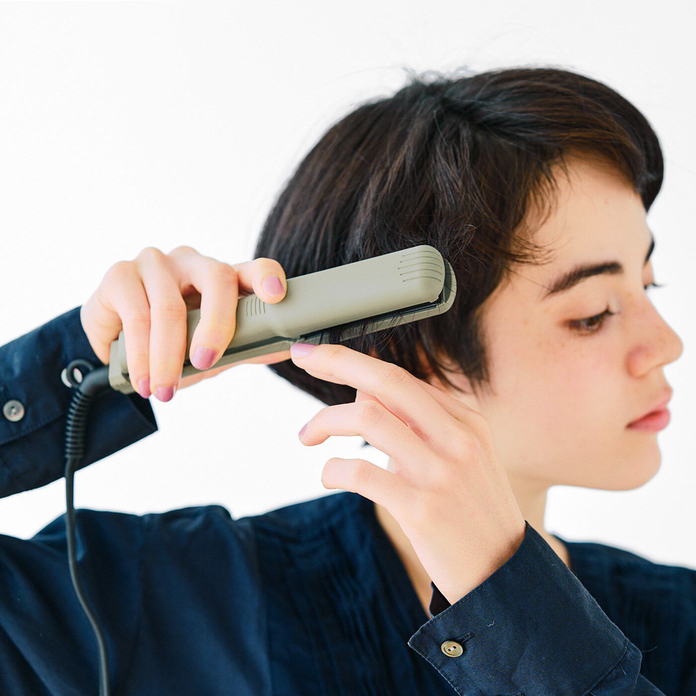 flufeel|ワイドプレートで仕上がり滑らか　ミニストレートヘアアイロン〈ペールオリーブ〉|コンパクトなので、短い髪にも使いやすい！