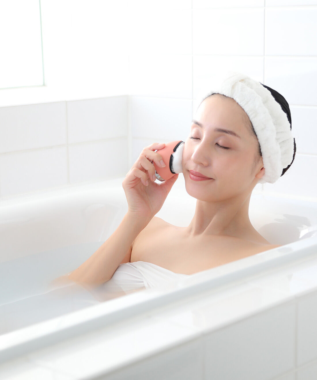 flufeel|フラフィール ハピくじ　美の扉を開く 自信と魅力を引き出す美容体験の会|毎分約1万回の音波振動によるタッピング＋イオンモイスチャーで、美容液成分を角質層まで浸透。さらにEMSで表情筋にもアプローチして、筋肉を刺激します。