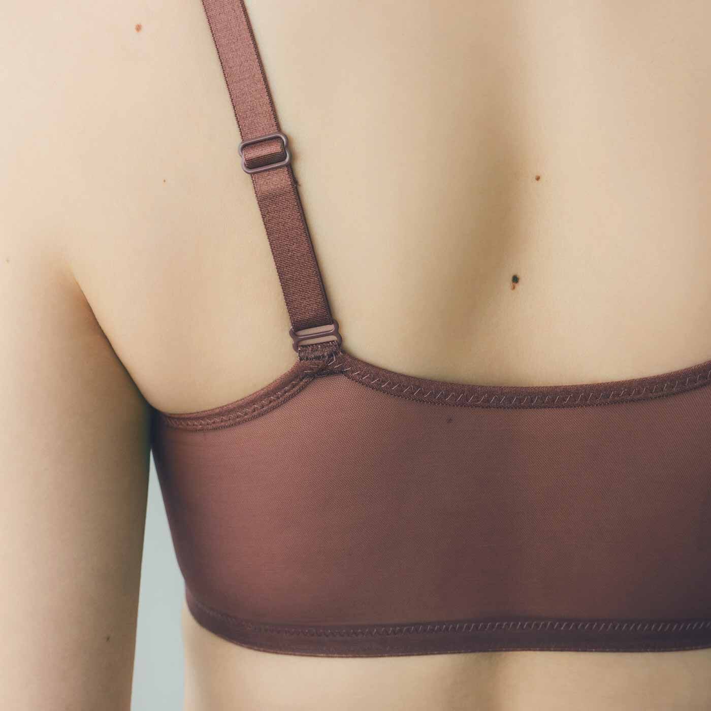 flufeel［フラフィール］|凛（りん）と軽やかにスタイリッシュ印象 しなやかにフィット シアーなフロントオープンブラの会|段差レスですっきり見え＆わき高設計でバストが外に流れるのを防ぎます。