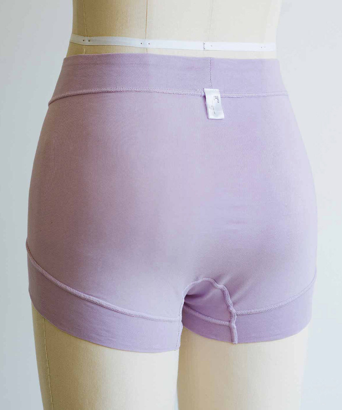 flufeel|おしりを包んで整える 大人基礎化粧ショーツ〈サポート〉の会|Back 表側　タグは肌に当たらないように外側につけています。