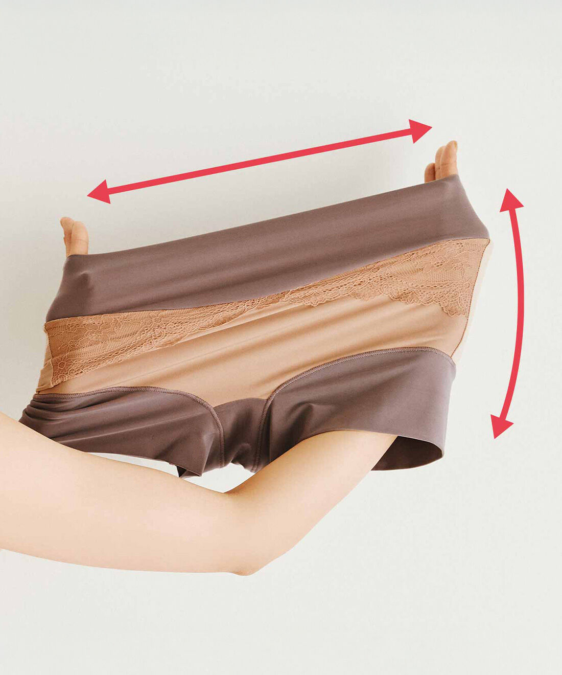 flufeel|おなか・腰肉・おしりを整える 滑らかなはき心地 美麗なショーツの会|縦、横に伸びるストレッチ性のある肌ざわり滑らかな生地が、包み込むようにサポート。