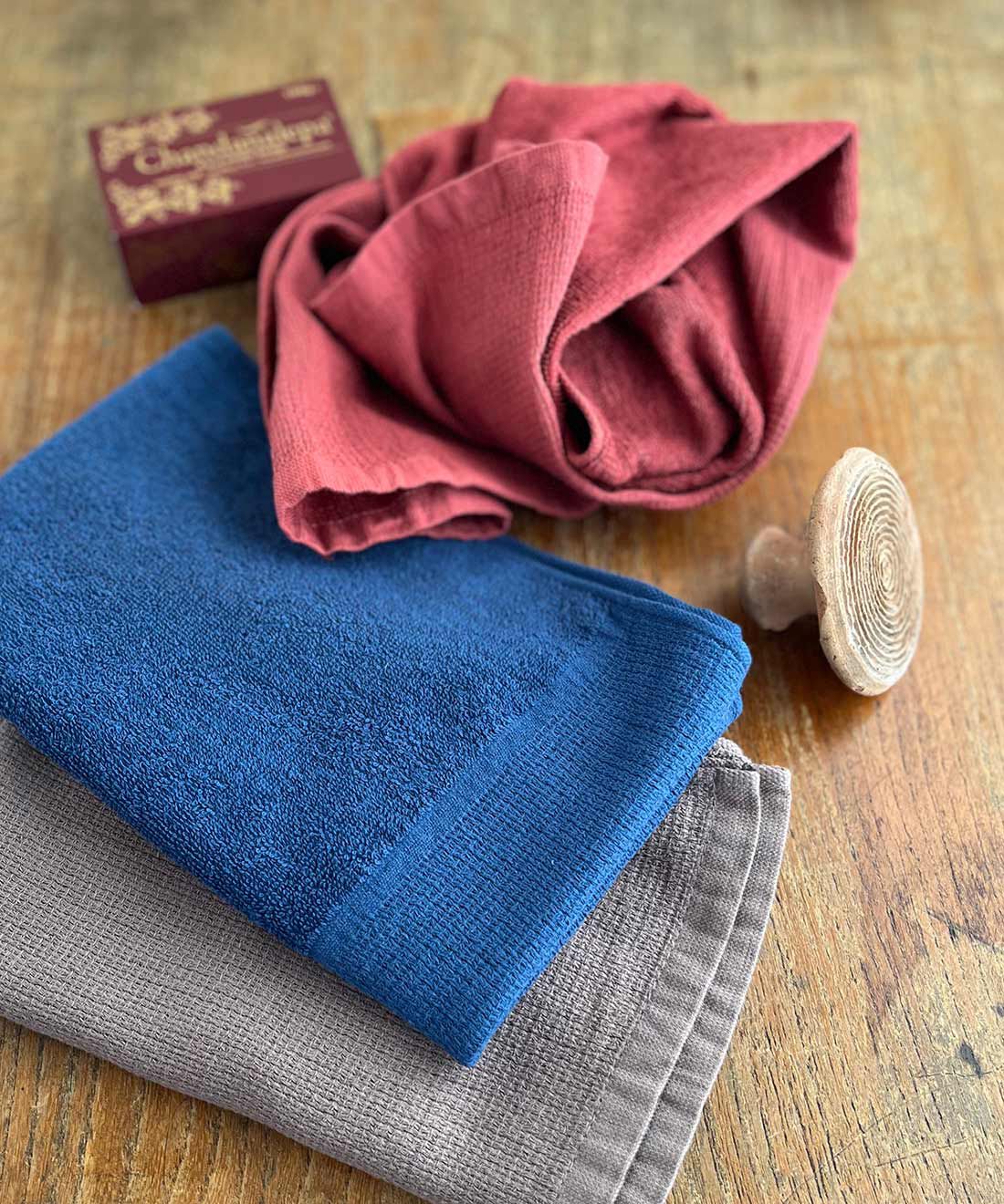 フェリシモの雑貨 Kraso|【今治タオル】パイル&times;平織で使いみちいろいろ 浴用にもおすすめのサウナタオルの会|たたんでもコンパクトなので、旅のおともやキャンプなどのアウトドアシーンにもおすすめ。