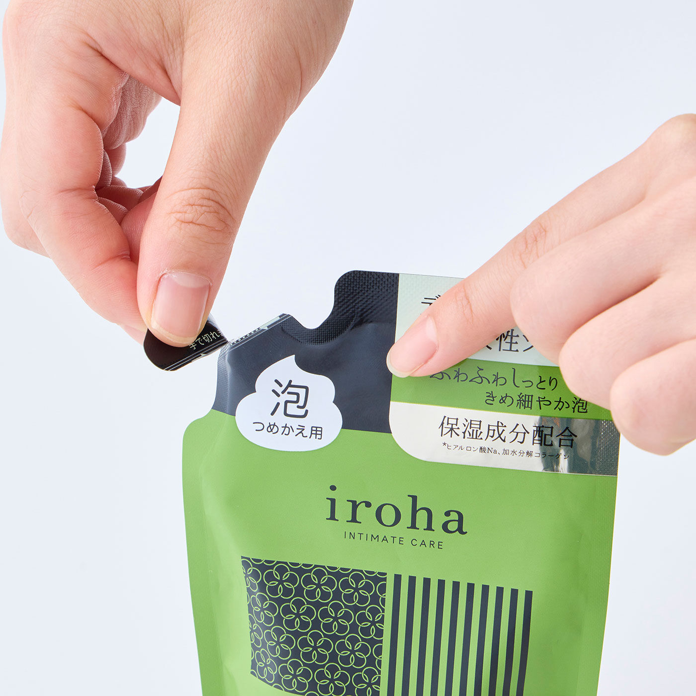フェリシモの雑貨 Kraso|iroha インティメートウォッシュ　フォームタイプ〈詰め替え用〉の会|そそぎ口付近をしっかり持ち、矢印の方向へ点線に沿って切り取ります。