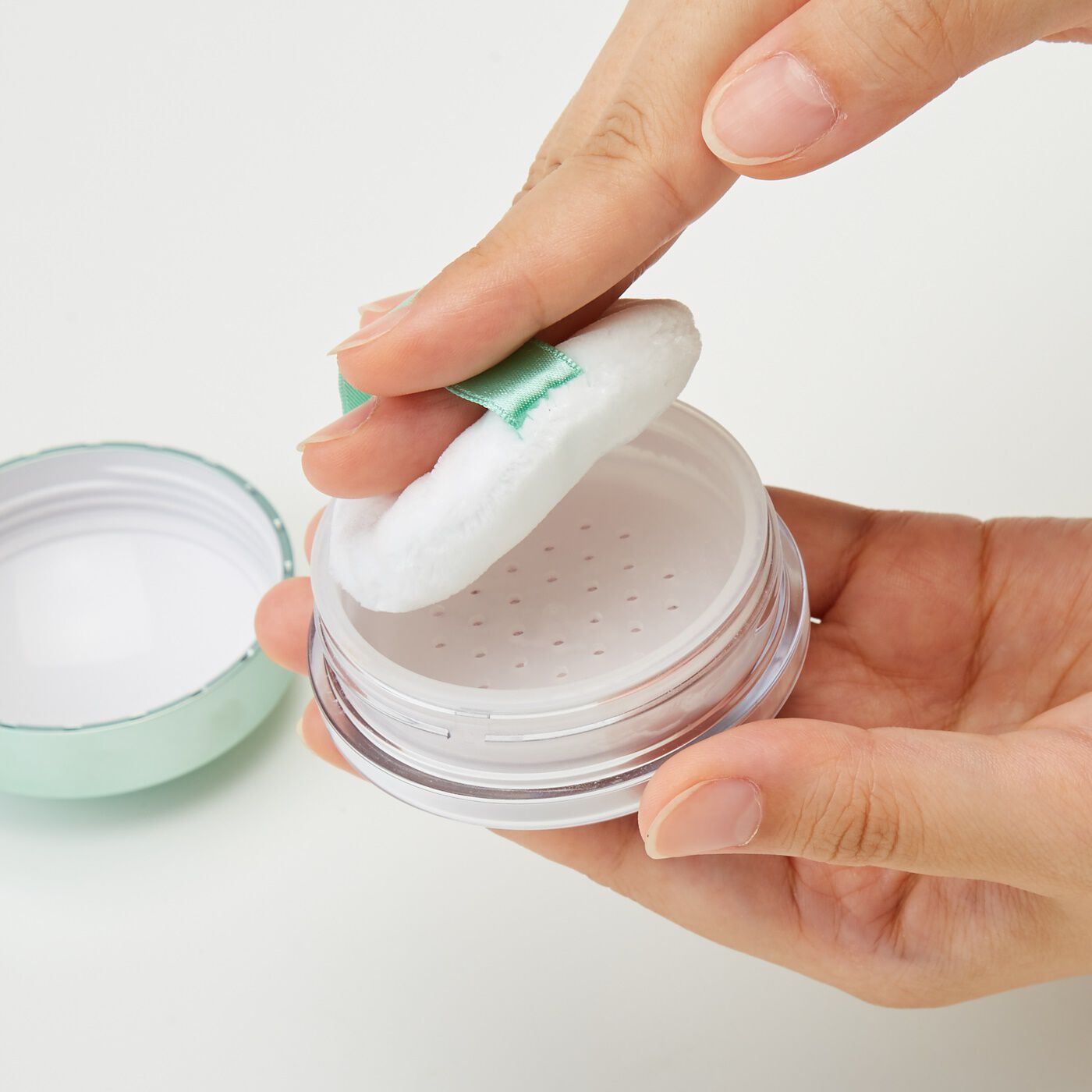 フェリシモの雑貨 Kraso|nopa ルースパウダー|付属のパフに適量をとります。