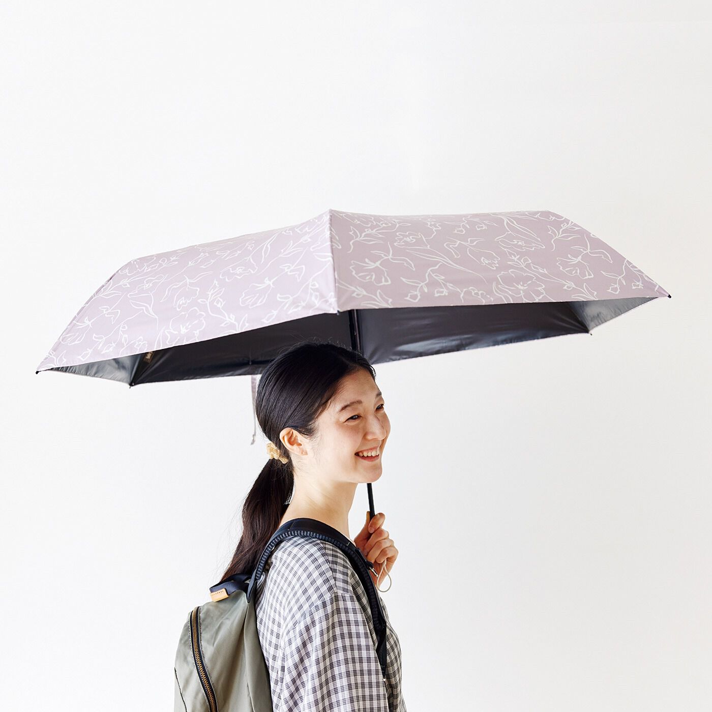 フェリシモの雑貨Kraso［クラソ］|人も荷物もしっかり覆って雨からも日差しからも守る　軽量ワイドな晴雨兼用UVカット折りたたみ傘〈60cm〉の会