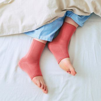 フェリシモの雑貨 Kraso | どっちからはいてもかかと フィットシルク混靴下〈ビタミンカラー〉