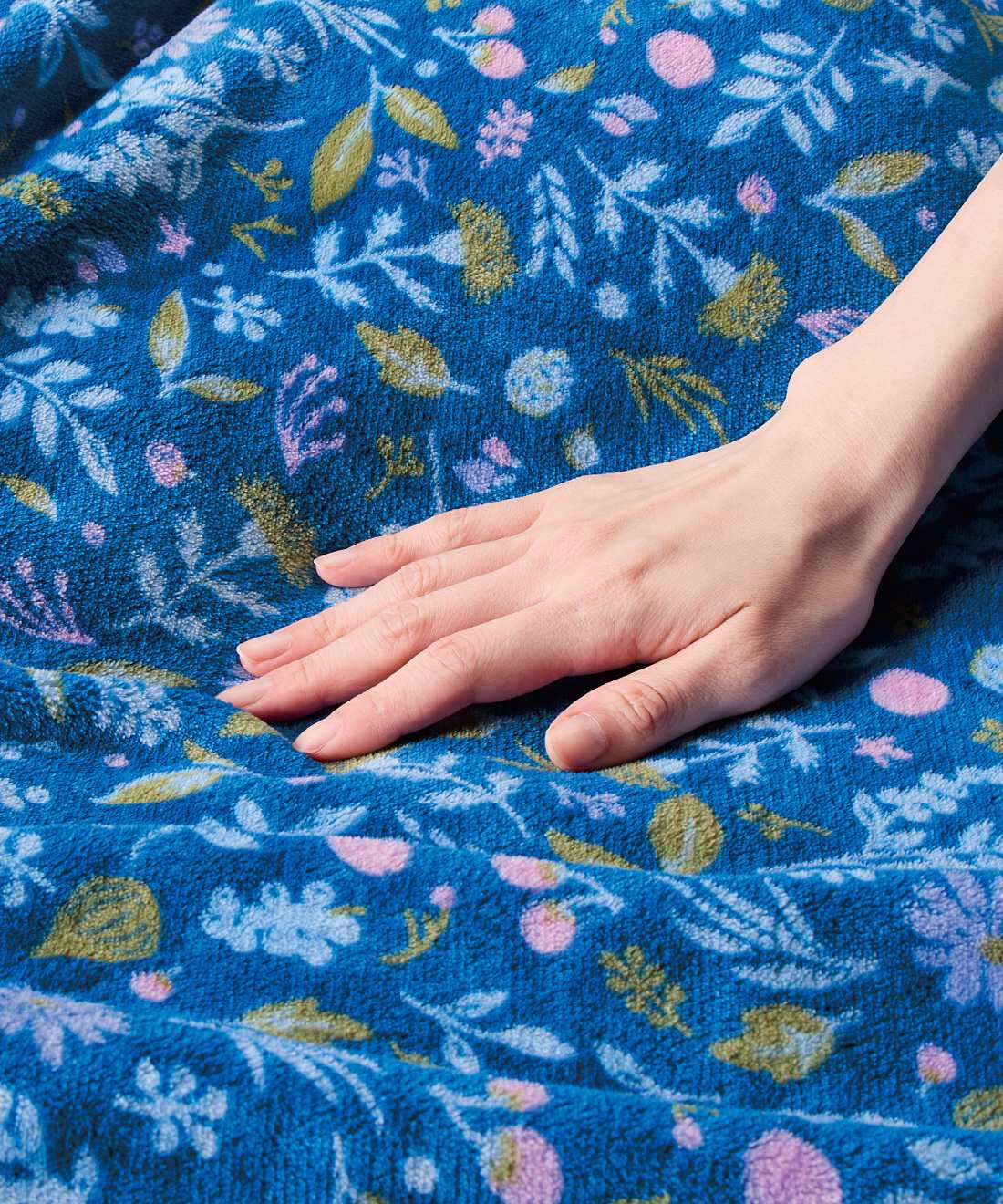 フェリシモの雑貨 Kraso|クーフゥ　眠りに至福の肌心地　毛布いらず　ほかとろ掛け布団カバー〈実りのかけら/セミダブル〉の会|〈表〉とろすべでやや光沢のあるフランネル生地は、ずっとさわっていたくなる素材感。