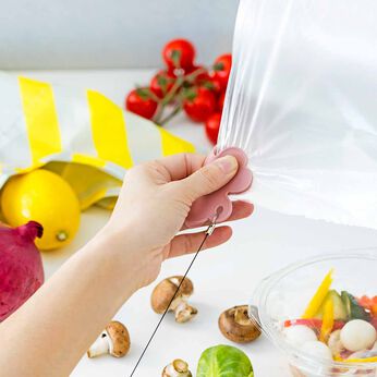 フェリシモの雑貨Kraso［クラソ］ | ポリ袋が開けられるリール付きシリコーンオープナー