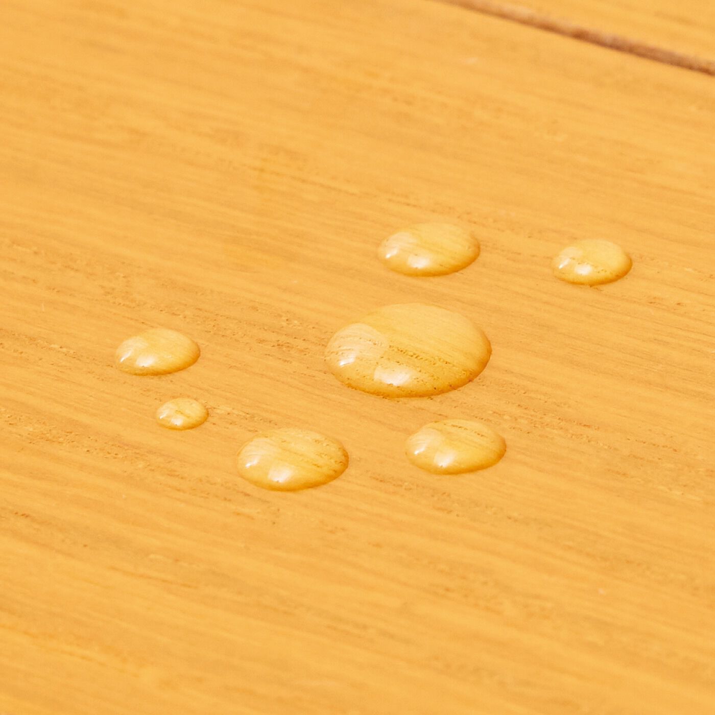 フェリシモの雑貨 Kraso|フローリング掃除もつや出しも　一枚で簡単きれい！ 天然成分配合ワックスシート20枚〈ラベンダーの香り〉の会|掃除後は水を弾いて、床にしみにくく。