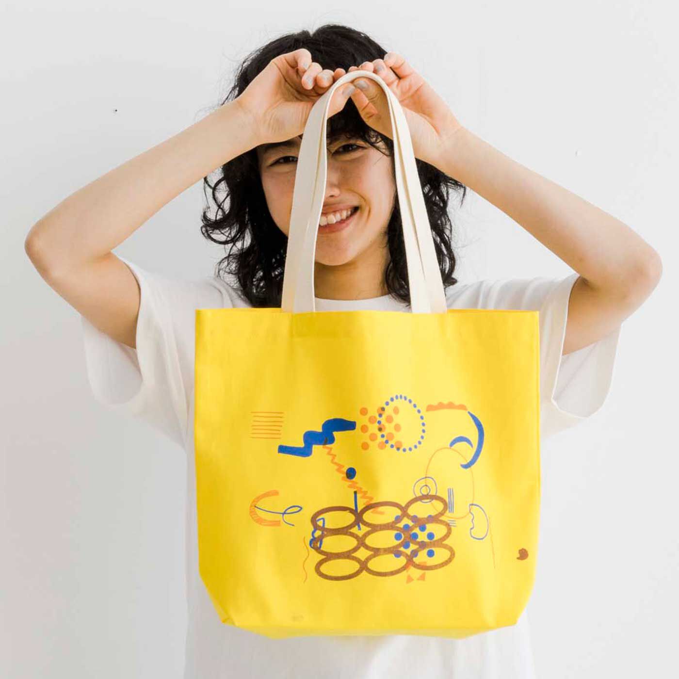 フェリシモの雑貨 Kraso|【数量限定】LIVE WORKS トートバッグ〈イエロー〉|A4サイズもすっぽり。底まち付きの横型で、持ち手が少し長めで使いやすい形です。