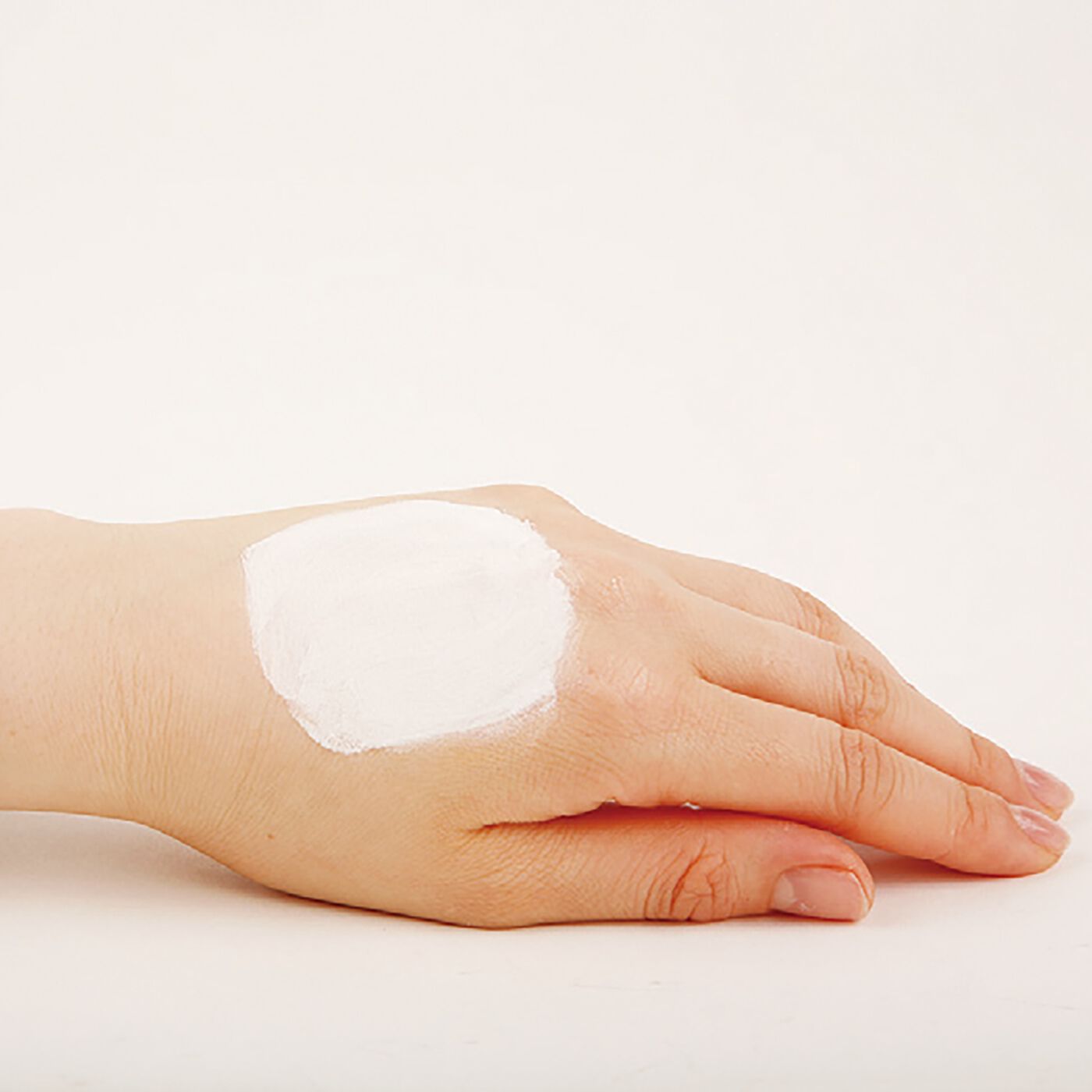 フェリシモの雑貨 Kraso|nopa マイベストカラーファンデーション|[1]白いクリームがシミやくすみの、肌の色ムラをカバー。