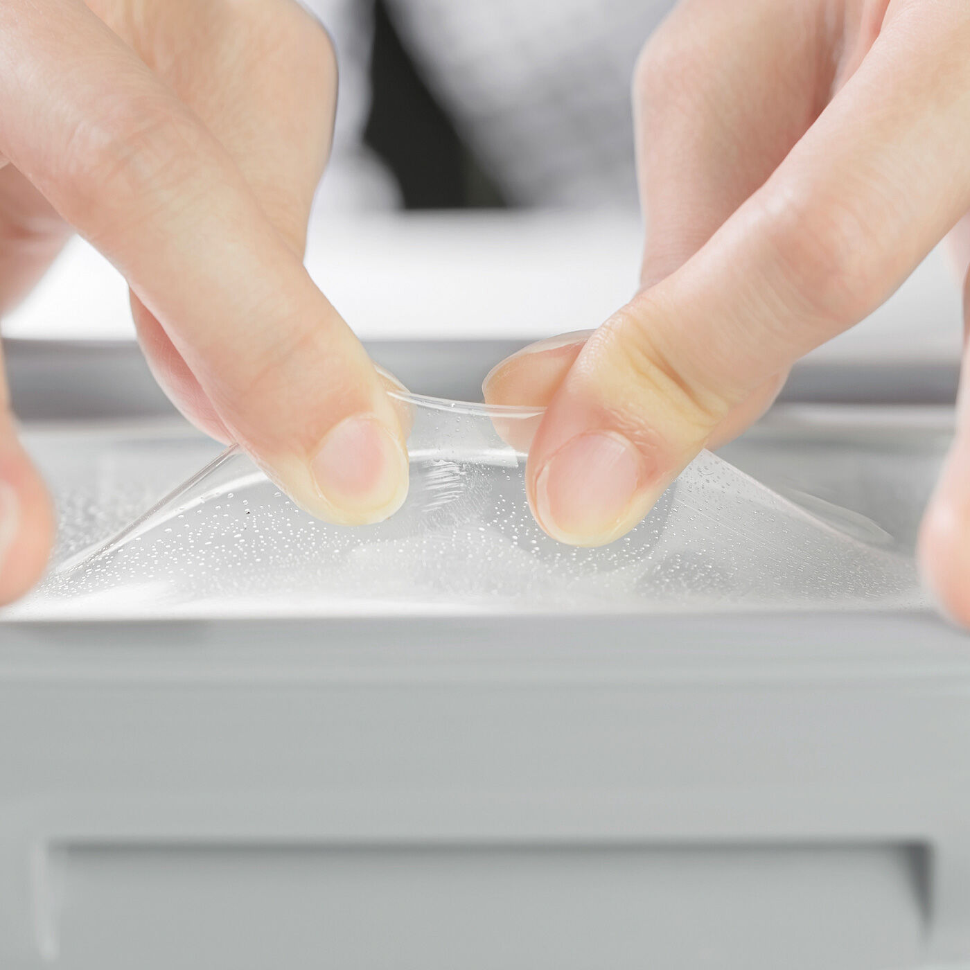 フェリシモの雑貨 Kraso|シルムッカ　シリコーンふたがラップ代わり　のびのび耐熱ガラス容器〈３７０ml〉〈ホワイト〉の会|シリコーンの天面がぐ〜んと伸びる。※写真は〈グレー〉です。