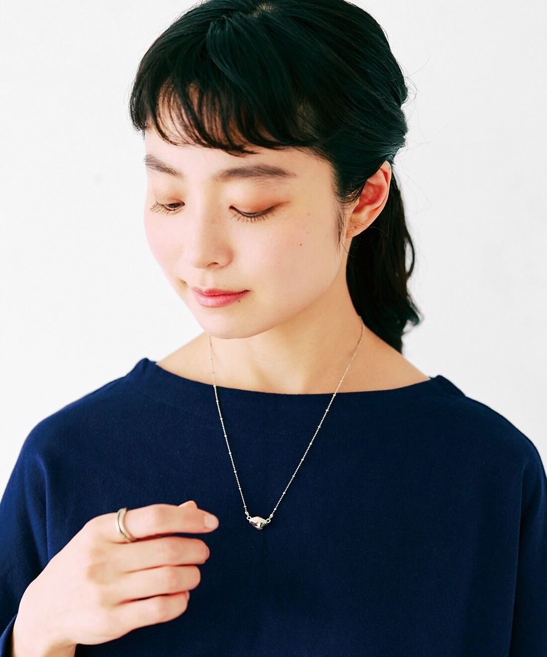フェリシモの雑貨Kraso［クラソ］|スタイリストりさ×UP.de　秒で華やぐ！マグネット着脱ネックレス＆イヤカフにもなるリングセットの会〈シルバーカラー〉|週の半ば、ちょっと力を抜いて