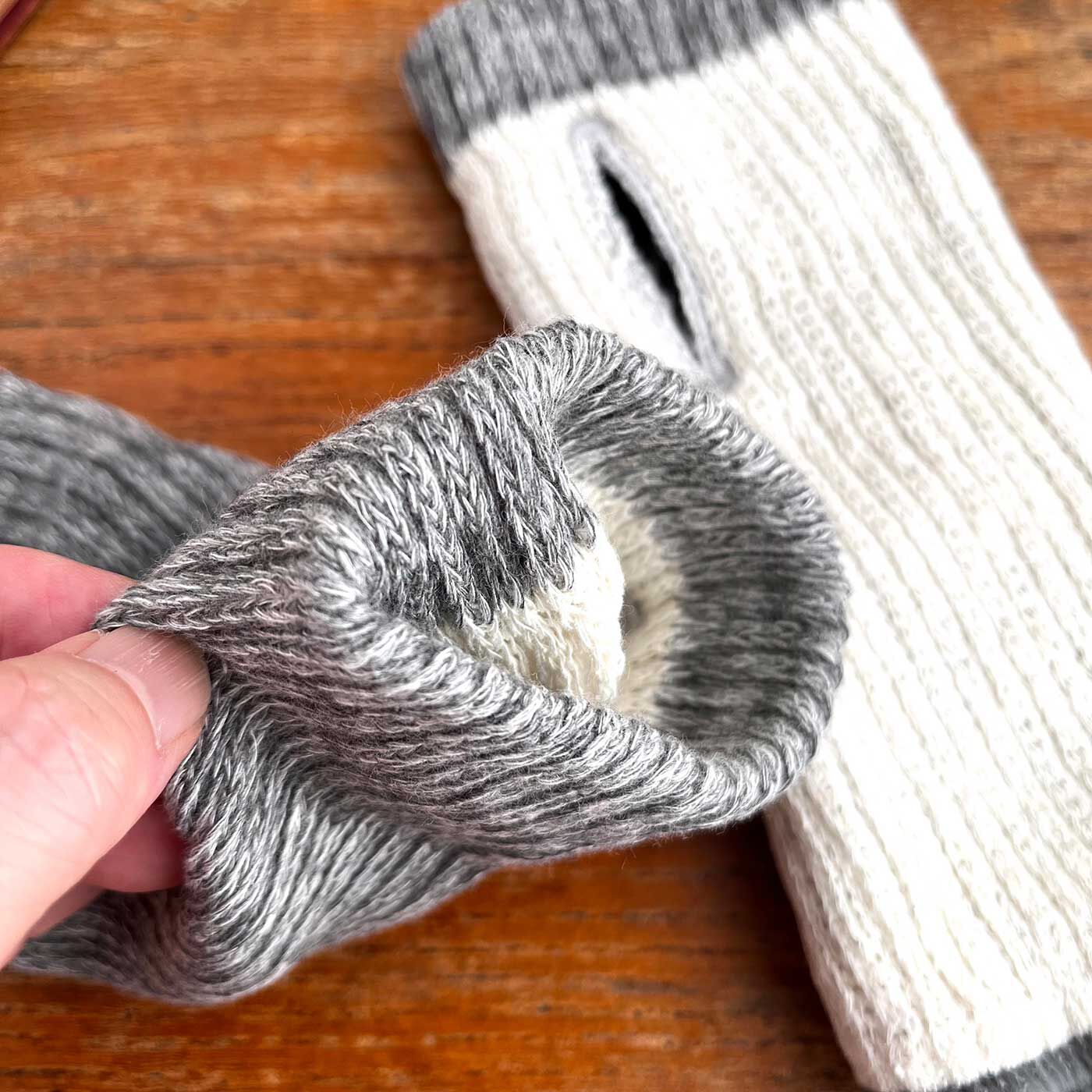 フェリシモの雑貨 Kraso|シエルスラン 肌側シルク表側コットン 二重編みアームウォーマー〈20cm〉の会|二重編み構造。