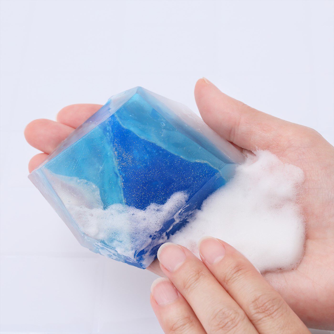 フェリシモの雑貨 Kraso|宝石の原石のような輝き　シュフレサボンの会|きめ細やかな泡で心地よく包み込んでやさしく洗います。