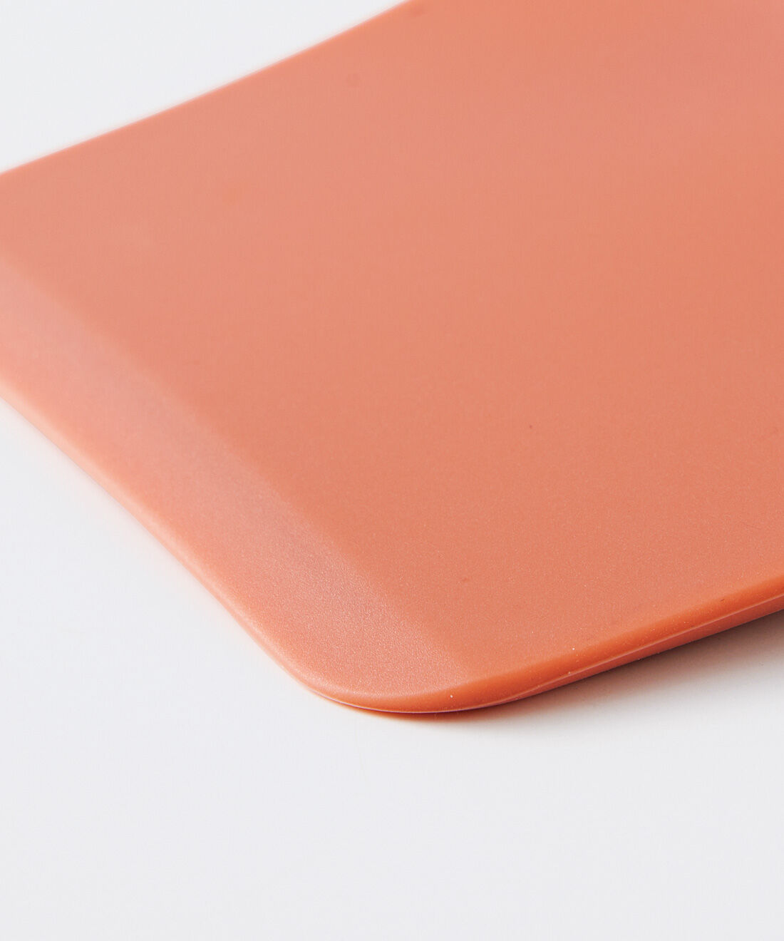 フェリシモの雑貨 Kraso|エスキューブキッチンズ　調理をもっと心地よく　天然木がアクセントのそろえたくなる　シリコーンキッチンツールの会|ヘラの先端が薄いので、食材の形をくずさず差し込めて、盛り付けもお手のもの。