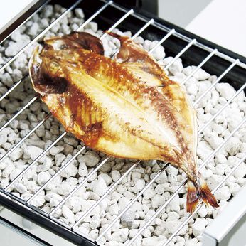 フェリシモの雑貨 Kraso | 汚れもにおいも吸収 魚がおいしく焼ける石
