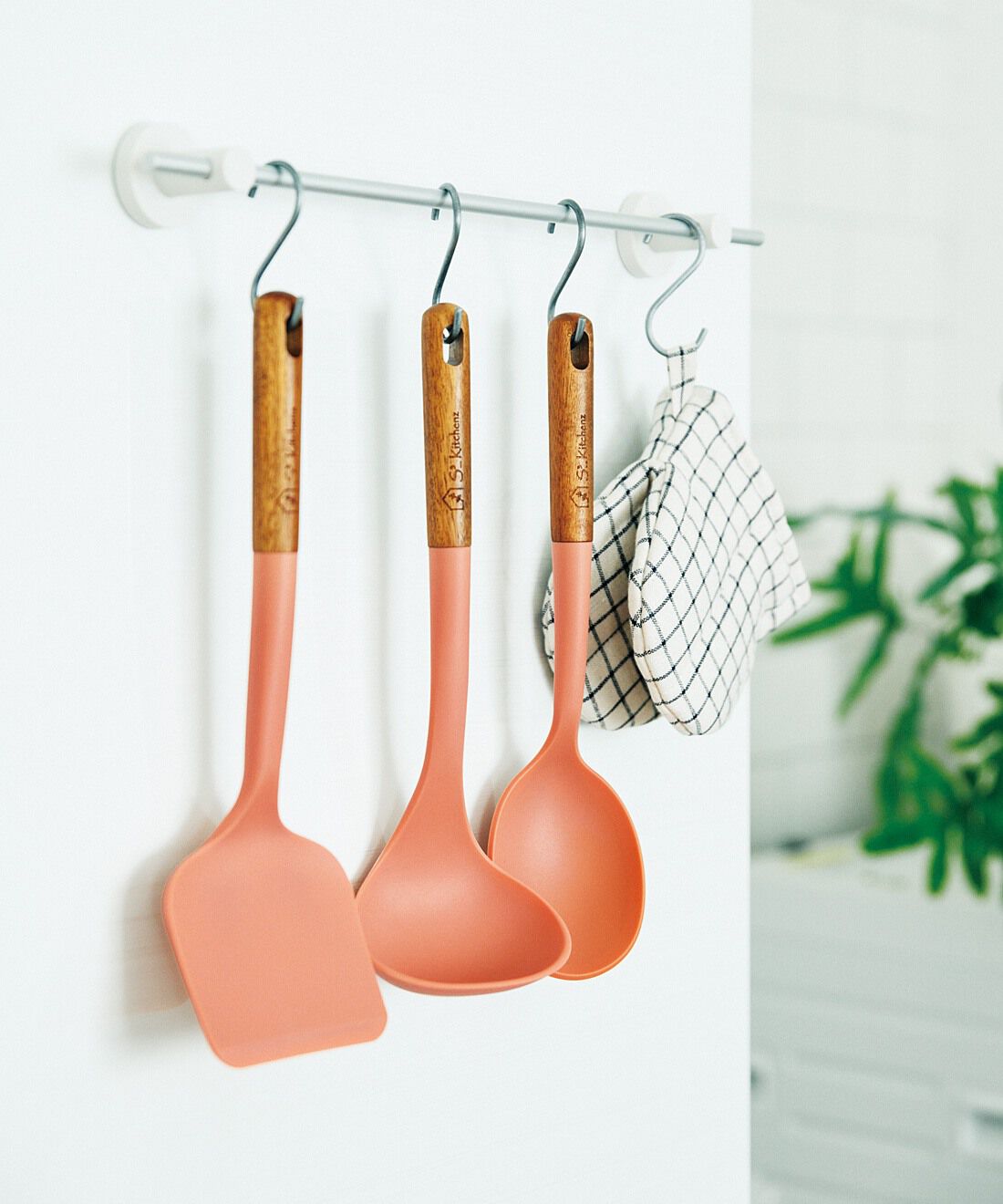 フェリシモの雑貨 Kraso|エスキューブキッチンズ　調理をもっと心地よく　天然木がアクセントのそろえたくなる　シリコーンキッチンツールの会|アカシアの天然木とオータムオレンジの色合いで、キッチンを華やかに。