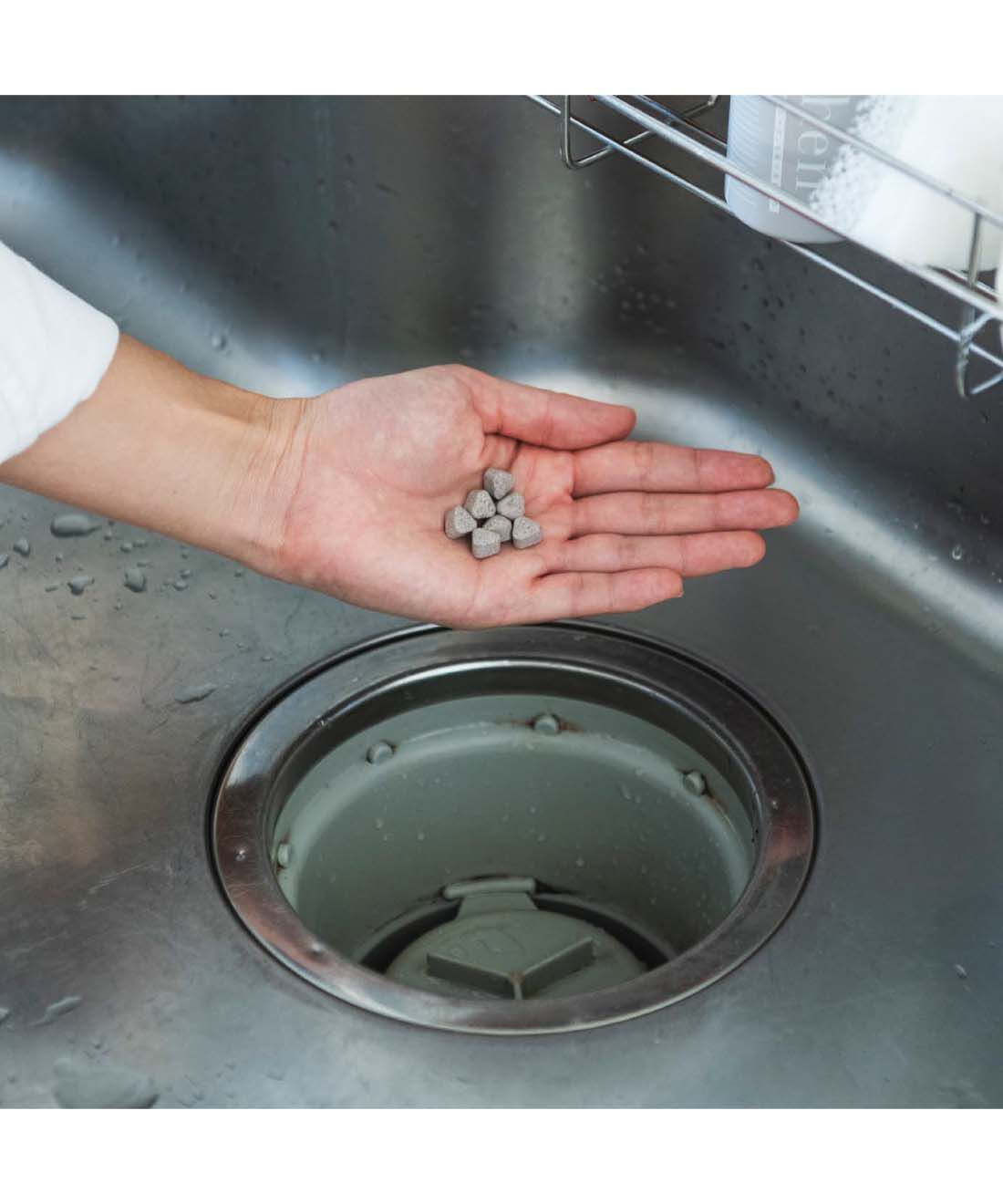 フェリシモの雑貨 Kraso|1/d for Drain　排水口ヌメリ予防剤バイオの会|1回、7粒を排水口に投入。排水トラップ内で水に溶けて、バイオが排水管に付着し、バイオが活動してヌメリを抑えます。約1週間効果が持続します。