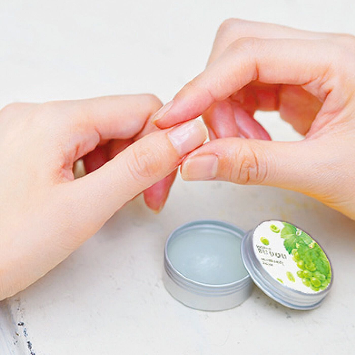 フェリシモの雑貨 Kraso|富士山ぶどう　マルチバームの会|練り香水、ネイルオイルやヘアワックスとしても使えます。