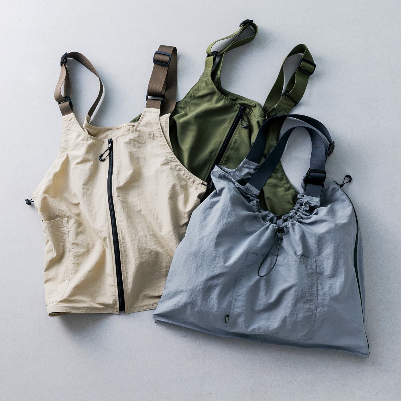 フェリシモの雑貨 Kraso|USEDo　ファスナーを閉めれば　トートバッグに変身　手ぶらがうれしい大きめポケット付き2-WAYベストの会