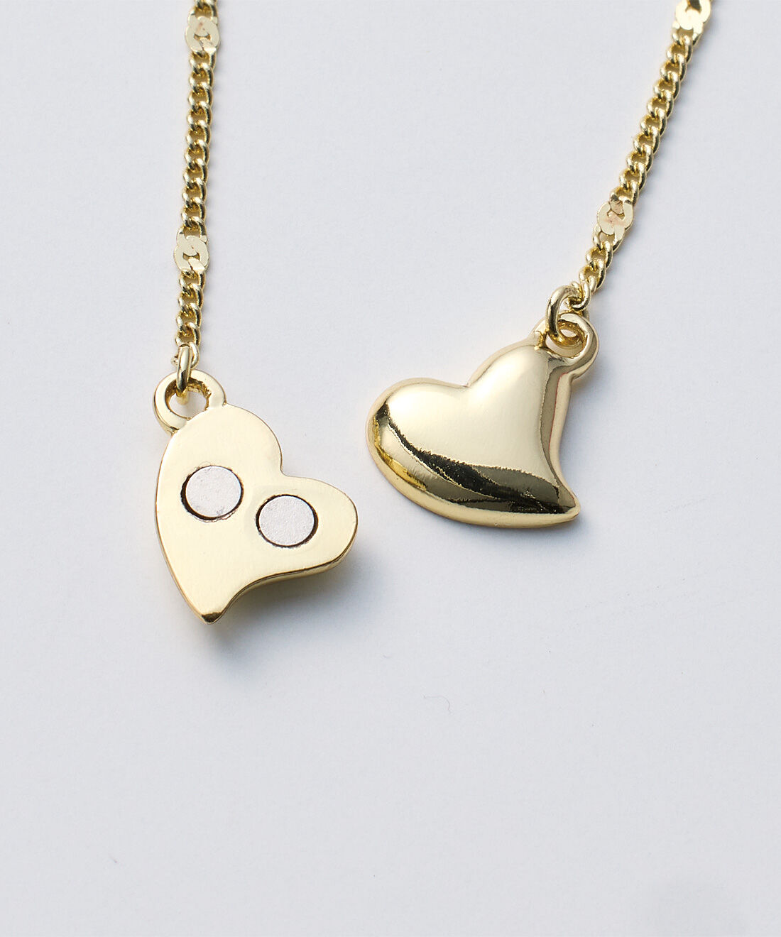 フェリシモの雑貨 Kraso|スタイリストりさ×UP.de　秒で華やぐ！マグネット着脱ネックレス＆イヤカフにもなるリングセットの会〈シルバーカラー〉|ネックレスはマグネット仕様なので、ワンタッチでらく?に着脱できます♪※写真は〈ゴールドカラー〉ですが、商品仕様は同じです。