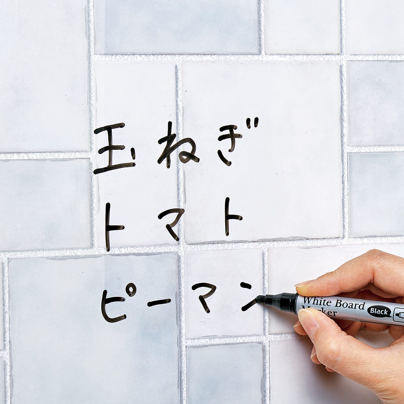 フェリシモの雑貨Kraso［クラソ］|エスキューブキッチンズ　油はね・水はねもサッとふき取りやすい 貼ってはがせる30cm角のタイル壁紙シール〈オーロラグレー〉の会|ホワイトボード用のペンで書いて消せます。