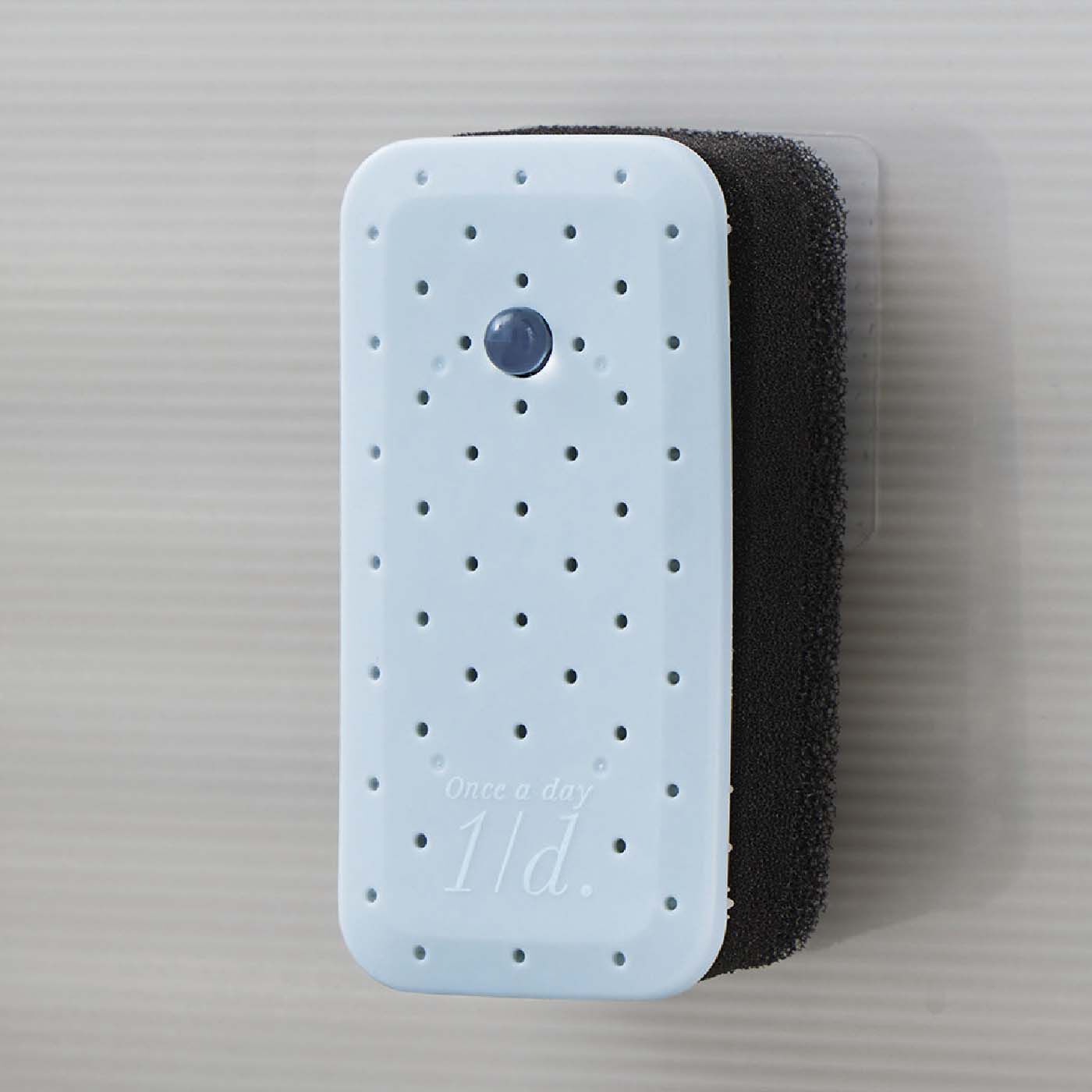 フェリシモの雑貨 Kraso|1/d FOR BATH　吸着フィルムバーフック（スマートブラシ・スポンジ用）|別売りのブラシとスポンジを2つまとめて収納できます。