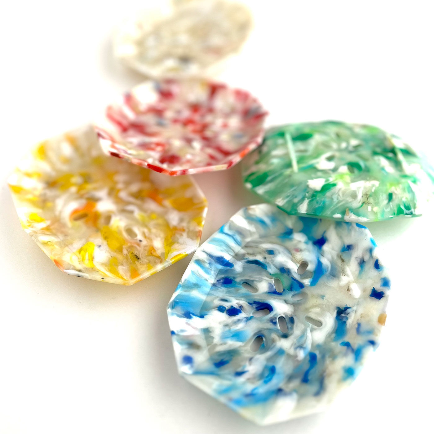 フェリシモの雑貨 Kraso|【ｂｕｏｙ・ブイ】海洋プラスティックゴミから生まれた せっけんトレイの会