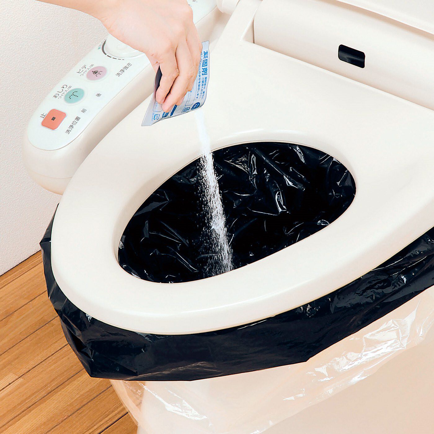 フェリシモの雑貨Kraso［クラソ］|もしもの時に備えたい！　固めて捨てるトイレ凝固剤セット（10年保存）|袋を便座に挟んで簡単セット！