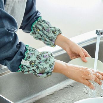 フェリシモの雑貨 Kraso | 袖をプッシュアップ吸水アームカバーハーブ柄