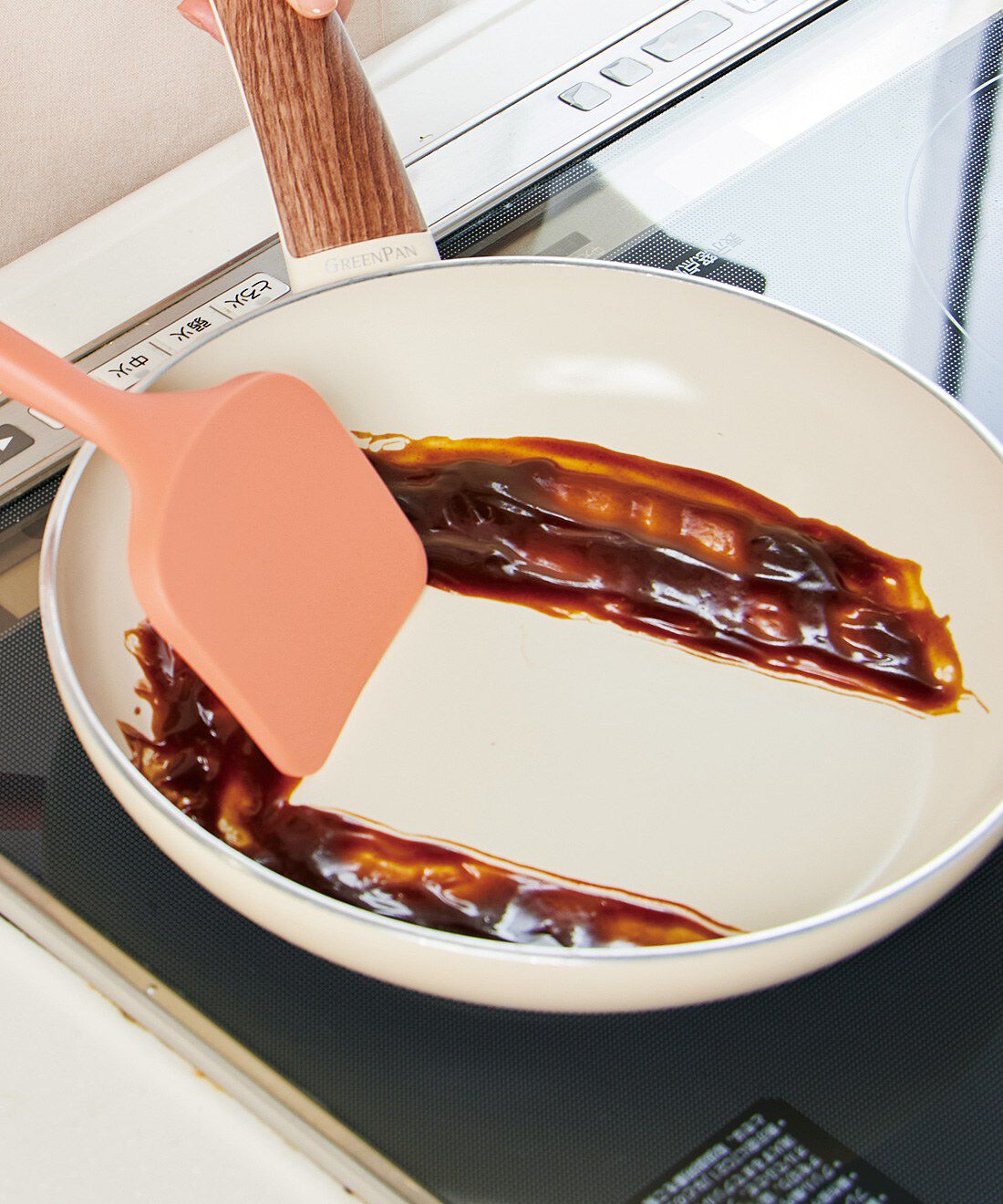 フェリシモの雑貨 Kraso|エスキューブキッチンズ　調理をもっと心地よく　天然木がアクセントのそろえたくなる　シリコーンキッチンツールの会|ナイロン芯（しん）をシリコーンで覆った、幅広＆絶妙なやわらかさで、ソースをきれいにかき取れます。