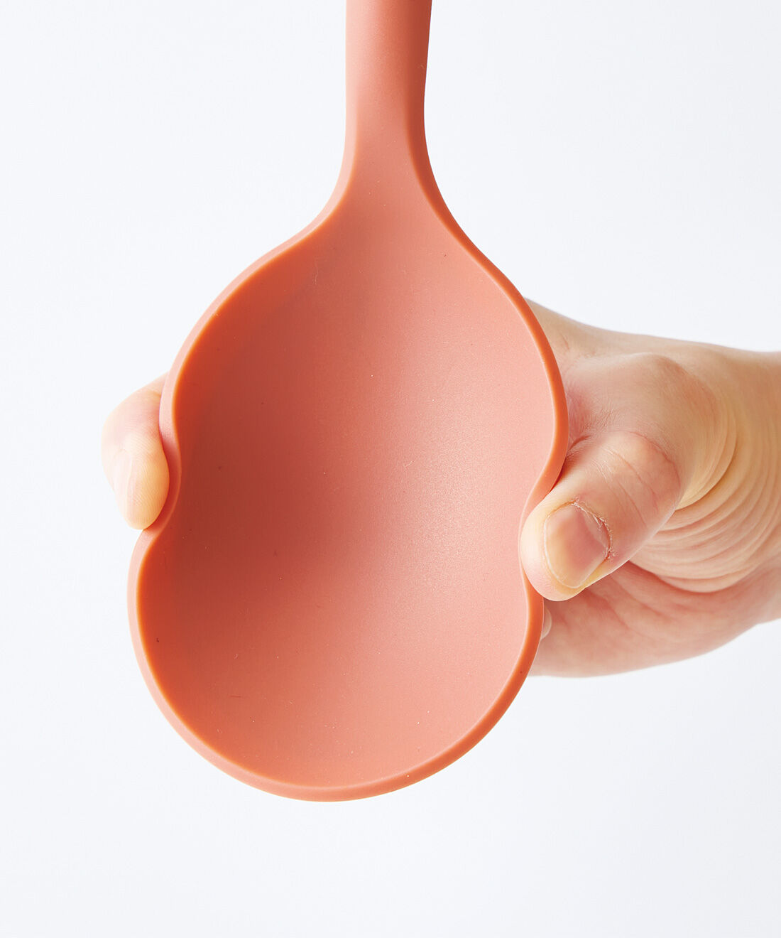 フェリシモの雑貨 Kraso|エスキューブキッチンズ　調理をもっと心地よく　天然木がアクセントのそろえたくなる　シリコーンキッチンツールの会|ほどよく柔軟性があるので、鍋肌に沿いやすく、手際がアップ。