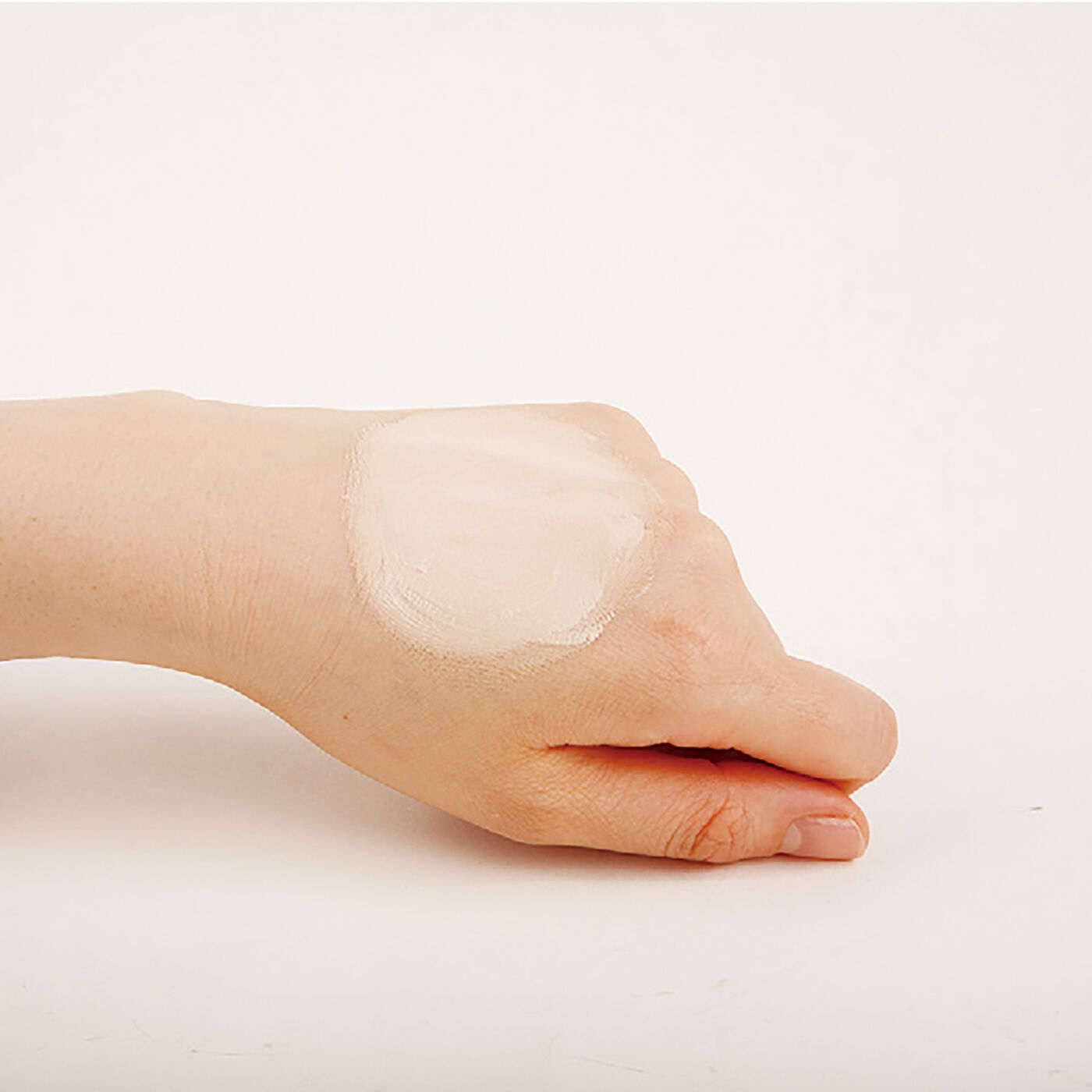 フェリシモの雑貨 Kraso|nopa マイベストカラーファンデーション|[2]3つのカラーカプセルが手もとで弾けて発色