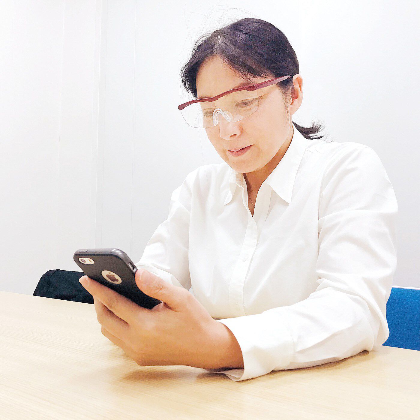 フェリシモの雑貨Kraso［クラソ］|細かい文字や作業のストレスを軽減　拡大ルーペオーバーグラス〈1.6倍〉の会|スマホの文字も見やすい！