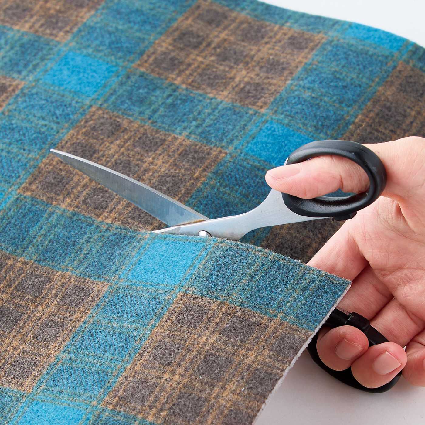 フェリシモの雑貨 Kraso|USEDo　敷くだけでインテリアを格上げ　ヴィンテージチェック柄の洗えるフロアシートの会|好きなサイズにはさみでカットできます。