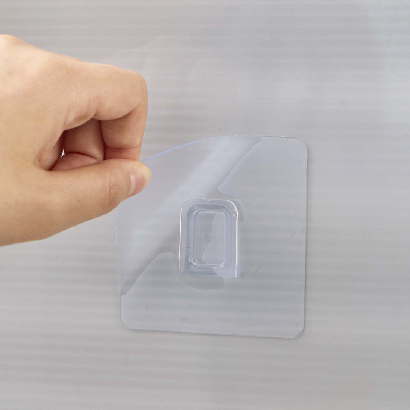 フェリシモの雑貨 Kraso|1/d FOR BATH　吸着フィルムバーフック（スマートブラシ・スポンジ用）|貼ってはがせるシートです。　※凹凸のある面には貼れません