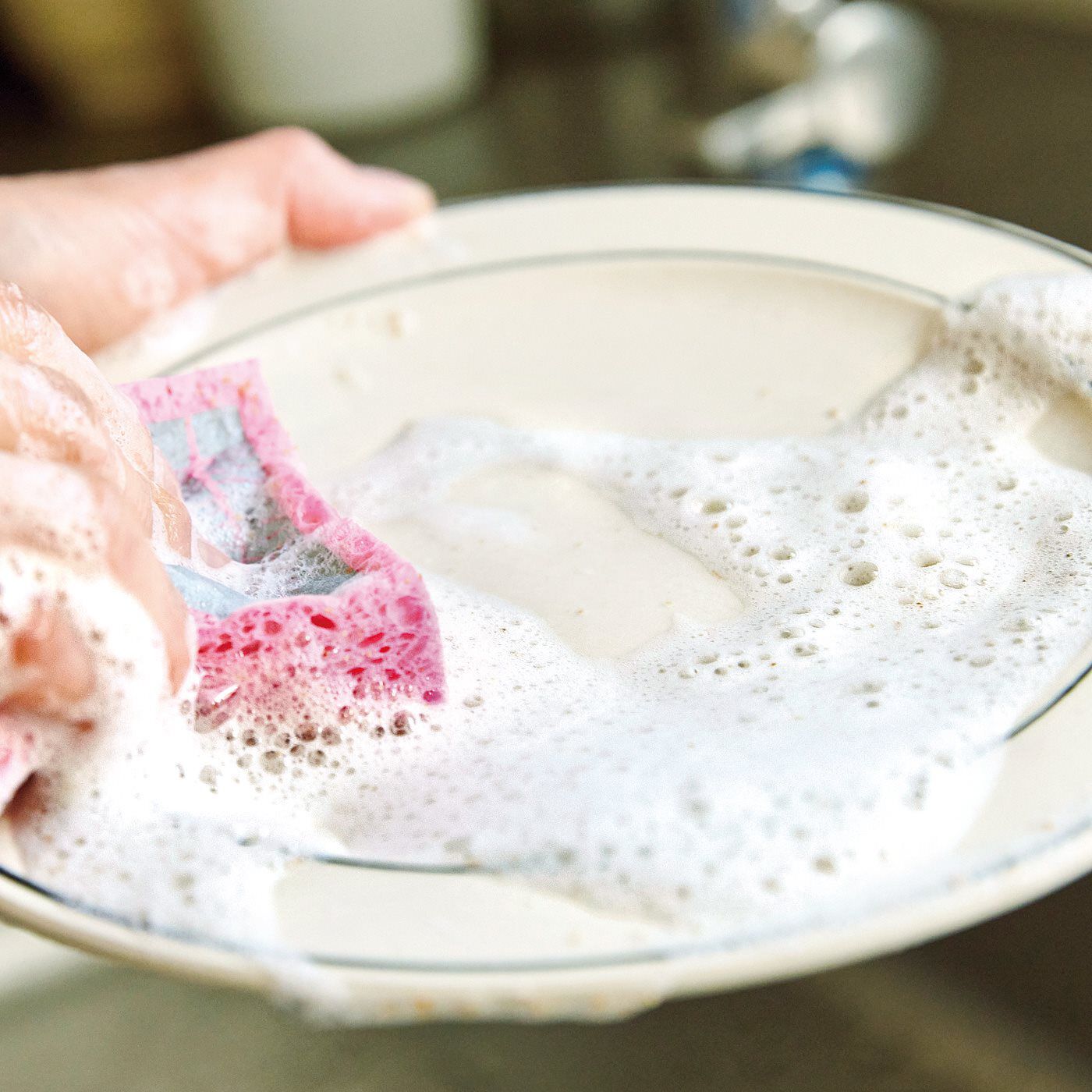 フェリシモの雑貨 Kraso|シルムッカ　洗剤に劣らない洗浄力で油汚れを落とす　米ぬかナチュラルフレークウォッシュ　１００〈詰め替え用〉の会|さくっとした泡がもこもこ泡立ち、長持ちします。