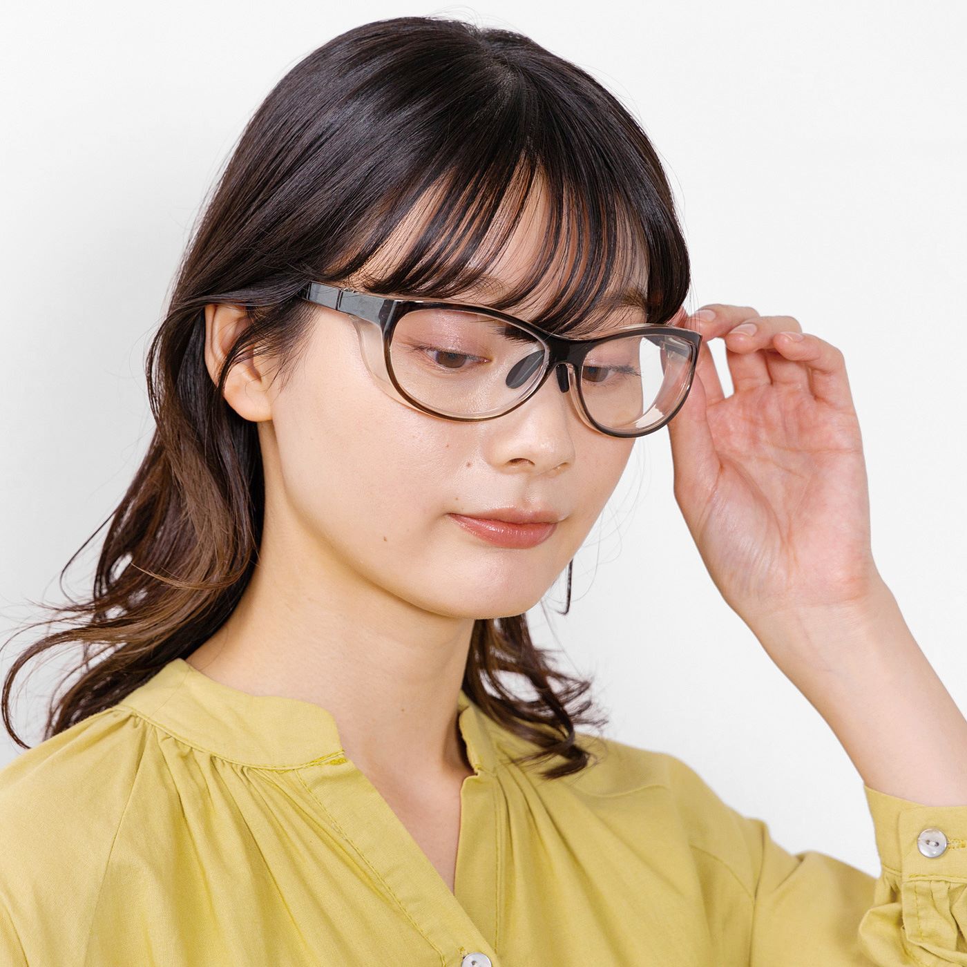 フェリシモの雑貨Kraso［クラソ］|UP.de　ゴーグルなのに眼鏡見え！　UVカットで曇りにくい 花粉グラス〈スモーククリア〉|クリアなふちで付けていても違和感なし。