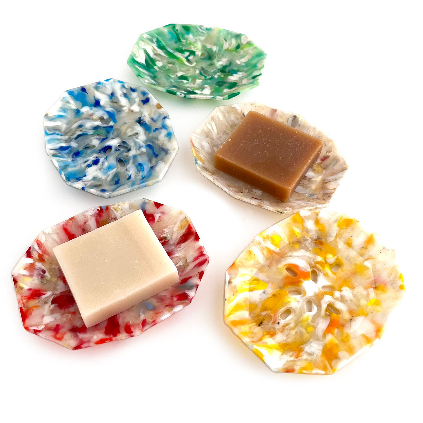 フェリシモの雑貨 Kraso|【ｂｕｏｙ・ブイ】海洋プラスティックゴミから生まれた せっけんトレイの会|美しく生まれ変わった、やさしくきれいなマーブルカラー5色がスタンバイ。同じ色でも、色の雰囲気は1点1点異なります。写真とはかなり異なる場合もありますので、どうか届いたそのお手元の1点を愛してくださいね。