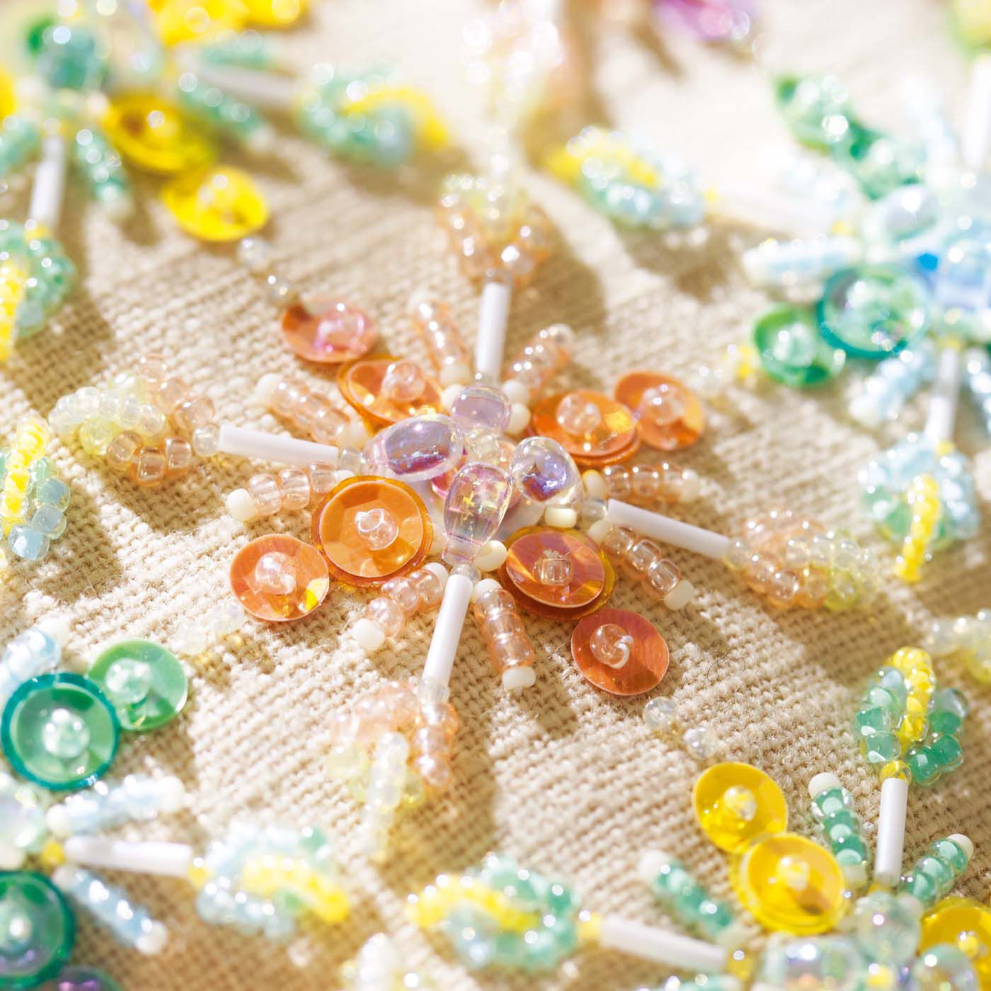 Couturier[クチュリエ]|ビーズ＆スパンコール 素材の魅力に出会うアソートボックスの会|立体的で繊細なオートクチュール刺しゅう。刺しゅう針で表から刺す技法なら、初心者さんでも挑戦しやすい。小物の装飾や刺しゅうにも重宝します。
