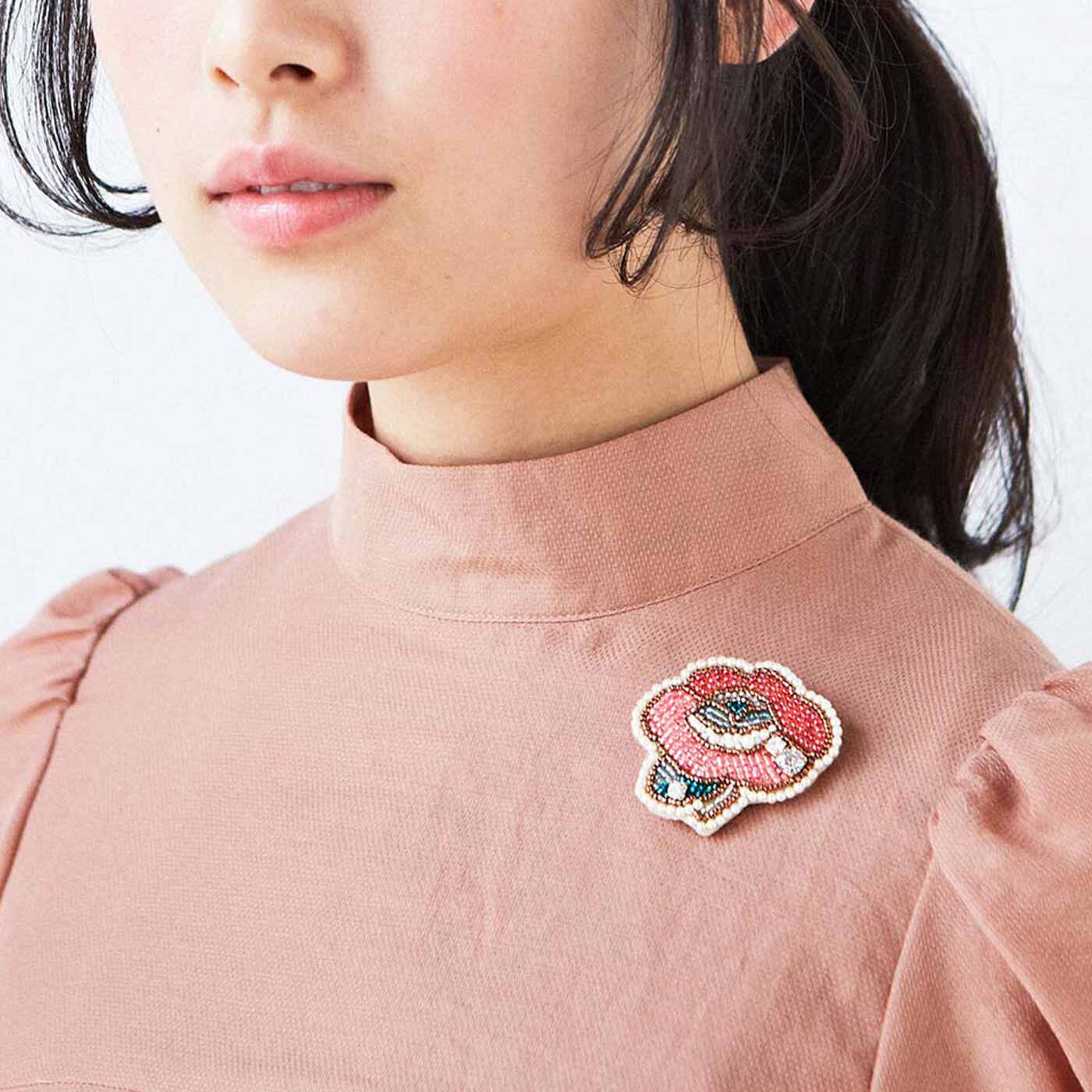 Couturier[クチュリエ]|ぬり絵気分でおめかし きらきらビーズデコレーションブローチの会|フェルトに印刷された図案に沿って、ビーズを刺し埋めていきます。
