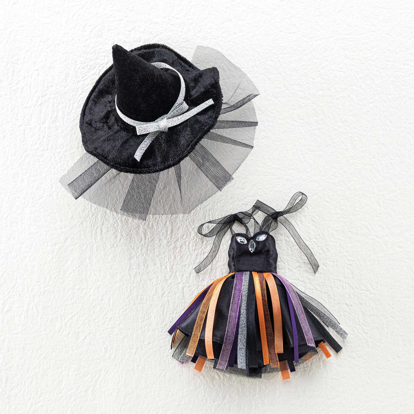 Couturier[クチュリエ]|リボンとチュールでボリュームたっぷり ドール用とんがり帽子と魔女コスチュームのキット|こちらのキットのできあがり作品例です。