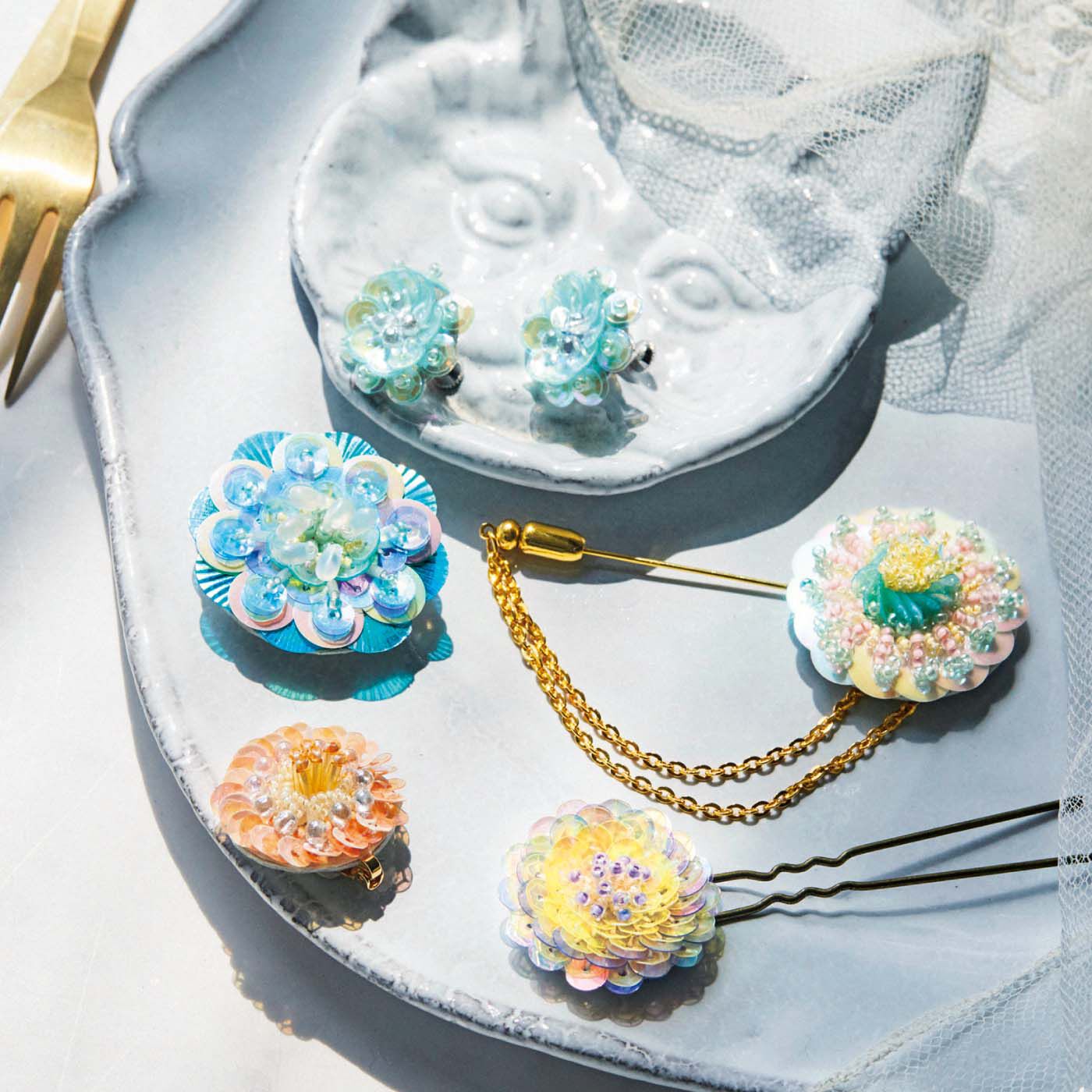 Couturier[クチュリエ]|ビーズ＆スパンコール 素材の魅力に出会うアソートボックスの会|マカロン - Macarons -　パッと目をひきつつも、やわらかでやさしい印象。髪飾りやイヤアクセサリーなど、スパンコールを円形に刺しゅうして、アクセサリーパーツにアレンジ。