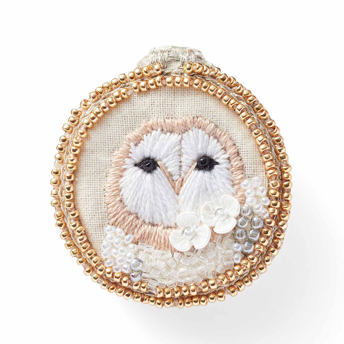 Couturier|【タイプが選べる】動物と糸やツールのたわむれ Cotohaさんの刺しゅうブローチ|タイプ5：Owl×刺しゅう枠　できあがりサイズ：縦約4cm、横約3cm
