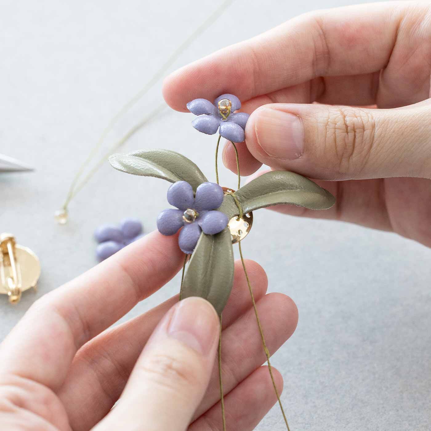 Couturier[クチュリエ]|ぷっくり型抜きレザーのお花ブローチの会|ワスレナグサは、ブローチ金具に葉と花のパーツをワイヤーで通してほぼ完成！