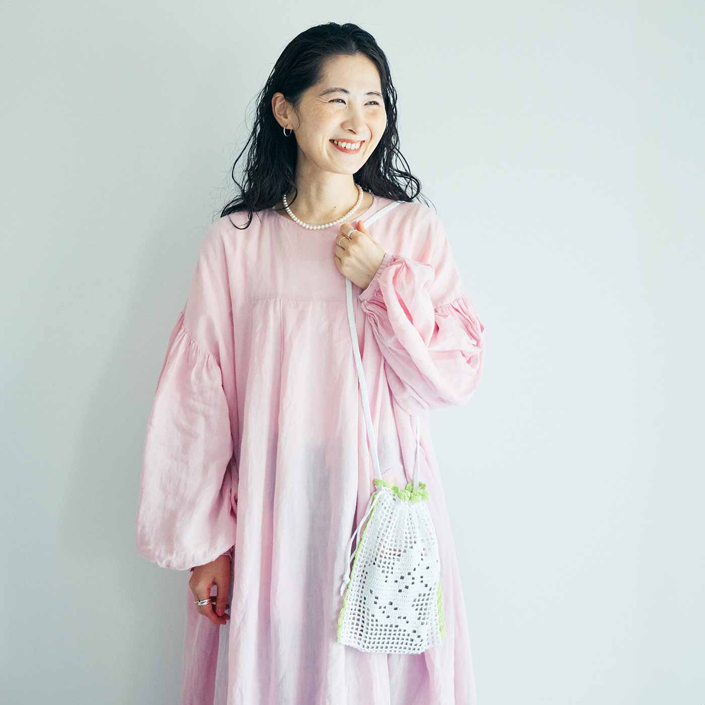 Couturier[クチュリエ]|HANDMADEが気になってきたら tekitaraとラブ＆ピースな気持ちで作った 真っ白かぎ針小物の会|コーデの主役は「きんちゃくショルダー」。かぎ針編みした白いハトが映えるように、クローゼットから淡いピンクのワンピースを召喚。