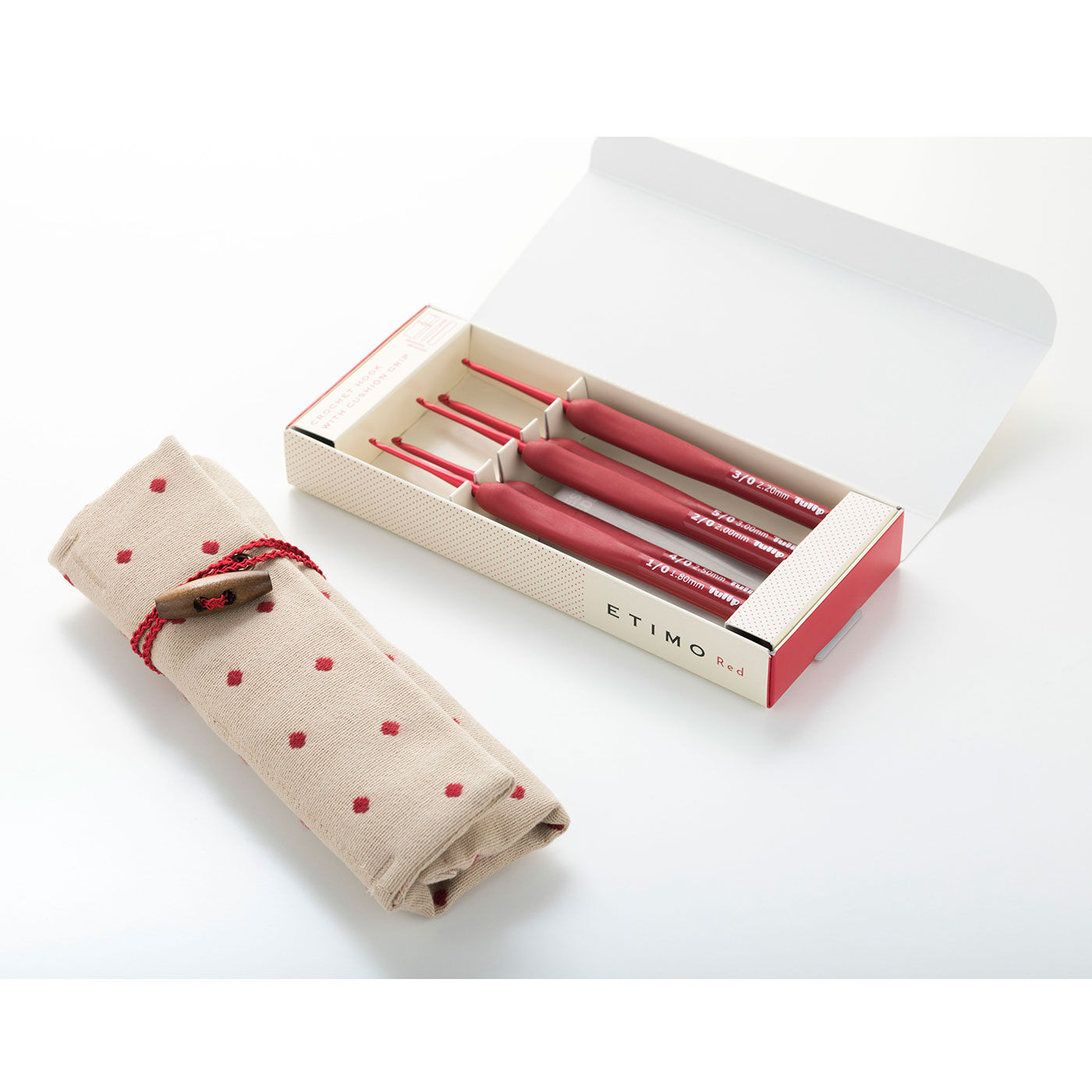 Couturier[クチュリエ]|Tulip　ETIMO Red（エティモ レッド）なめらかな編み心地のグリップ付きかぎ針セット　|くるっとまとめてコンパクトに持ち運べます。