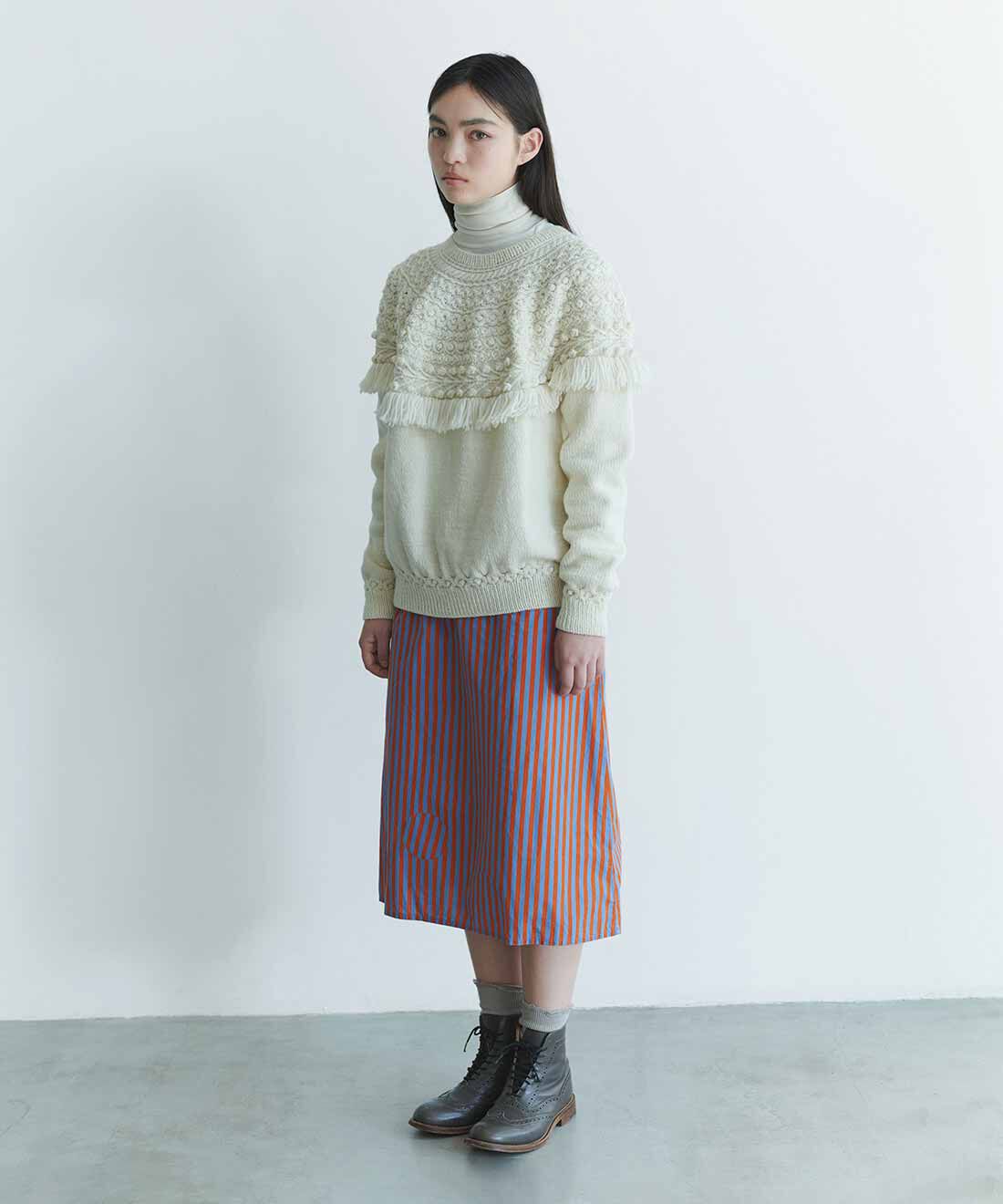 Couturier[クチュリエ]|神戸ファッション美術館×クチュリエ ポーランドの民族衣装から着想した ｢祝祭の服」のようなセーター〈WHITE〉|Lサイズ着用
