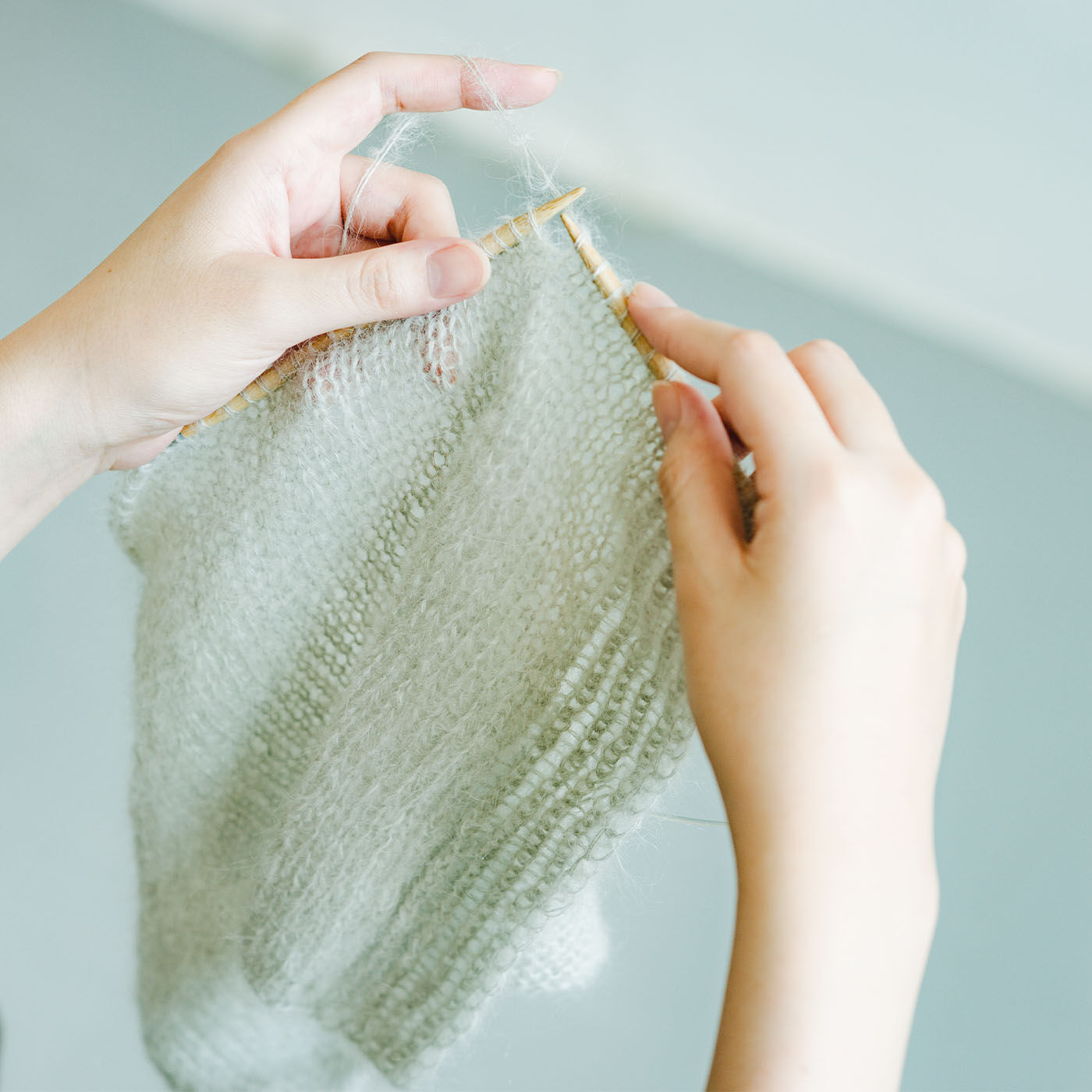 Couturier|ROWAN×amuhibi はじめてさんの「着るもの」シリーズ シルク混モヘアのサイドオープンベスト〈ネイビー/Lサイズ〉|モデル身長：175cm　着用サイズ：L